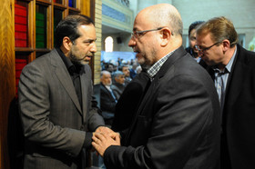 حسین انتظامی معاون مطبوعاتی وزیر ارشاد (نفر سمت چپ تصویر) در مراسم ختم برادر معاون مطبوعاتی وزارت ارشاد